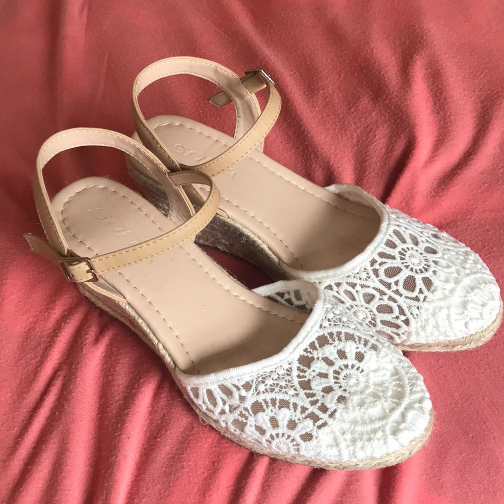 Lace wedges with twine covered wedge